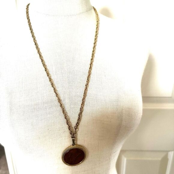 Goldette Vintage Amber Glass Intaglio of Venus and Cupid on Monet gold tone chai - Picture 3 of 8